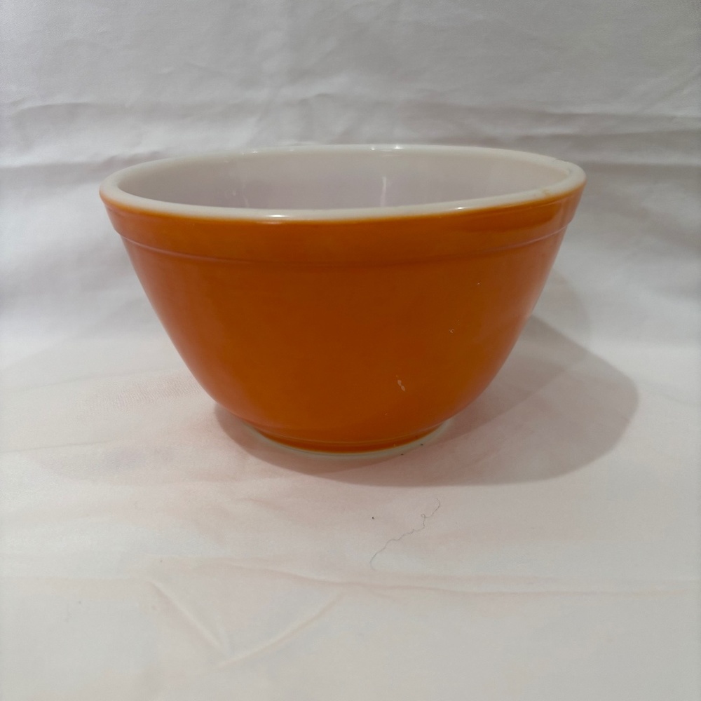 Vintage Pyrex 401 bowl